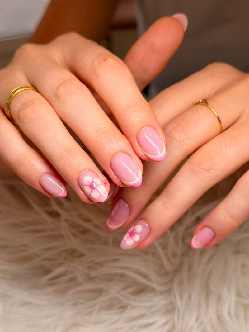 Manicura nude rosado con una flor pintada de acento, uñas almendra