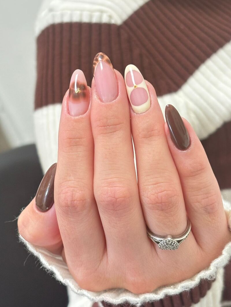 Manicura nude con arte en tonos chocolate y dorado, uñas almendra